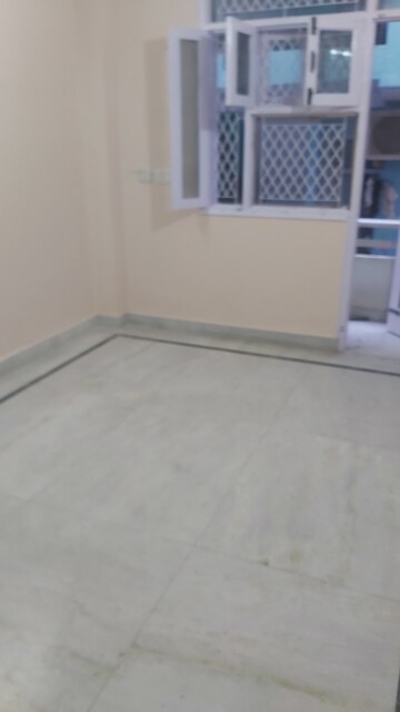 Furnished Amenities in 2.5 BHK Builder Floor at Mayur Vihar – for Rent