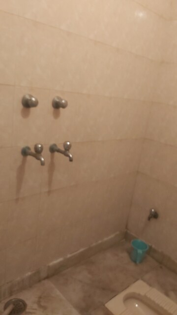 Bathroom in 2.5 BHK Builder Floor at Mayur Vihar – for Rent