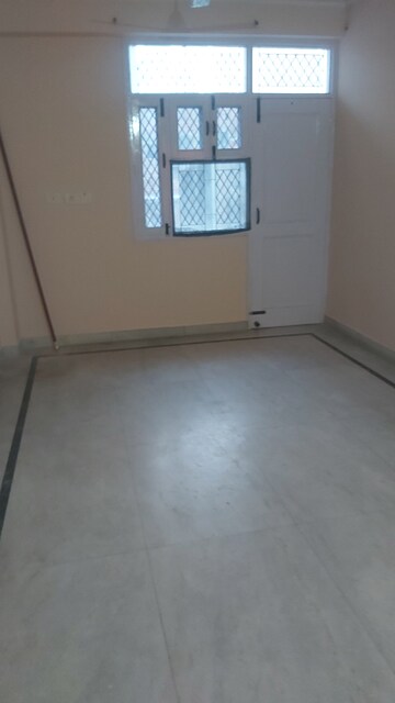 Room in 2.5 BHK Builder Floor at Mayur Vihar – for Rent