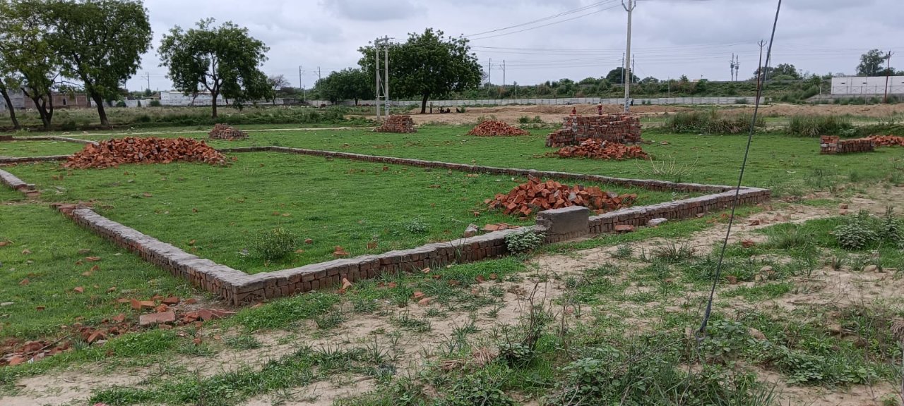 Plot For Sale in Jhalwa