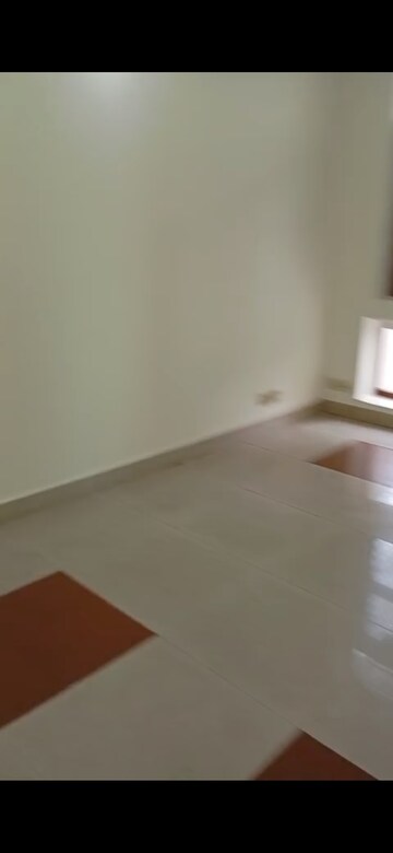 Room in 4 BHK Apartment at Green Home CGHS, Sector 52 – for Rent