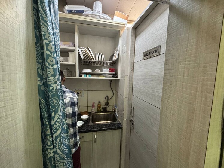 Bathroom, netaji subhash place Commercial Office Space 637 Sq.Ft. In Netaji Subhash Place Delhi 9115124