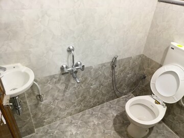 Bathroom in 1 BHK Apartment at Datar Colony – for Rent