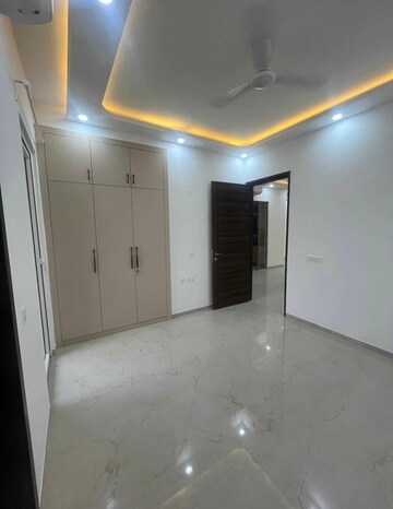 Room in 2.5 BHK Builder Floor at Smart World Orchard, Sector 61 – for Rent