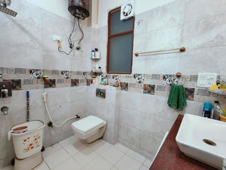 Bathroom, sector 36 5 Bedroom 167 Sq.Mt. Independent House In Sector 36 Noida 9115319