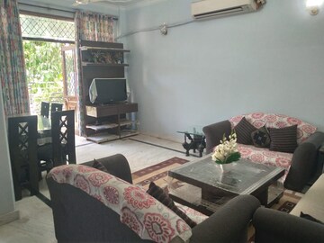 Living Room in 2 BHK Apartment at Dlf Phase ii – for Rent