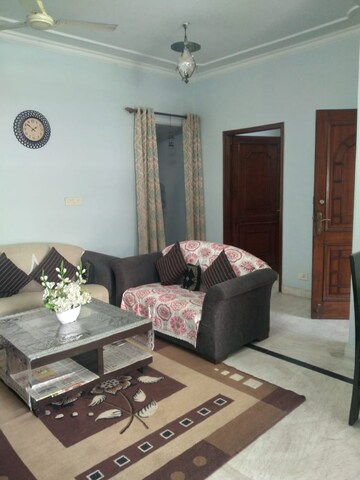 Living Room in 2 BHK Apartment at Dlf Phase ii – for Rent
