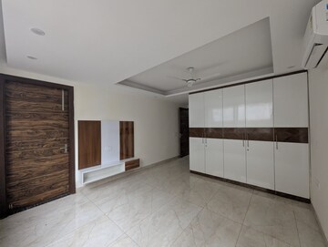 Room in 3 BHK Apartment at Smart World Orchard, Sector 61 – for Rent