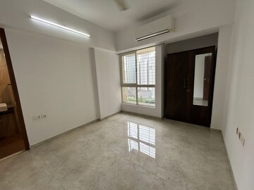Room in 2 BHK Apartment at Lodha Amara, Kolshet Road – for Rent