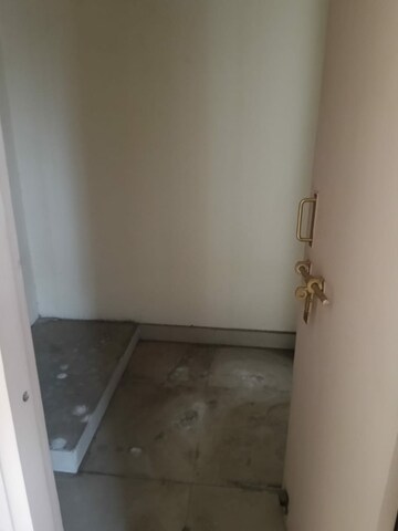 Room in 6 BHK Apartment at UPAVP Ganga Yamuna And Hindon Enclave, Pratap Vihar – for Rent