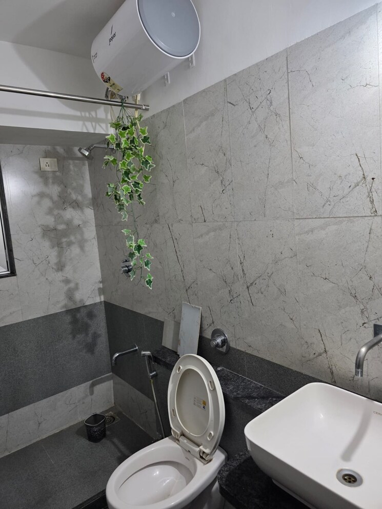 Bathroom, shreenathji-odina 2 Bedroom 975 Sq.Ft. Apartment In Chembur Mumbai 9115685