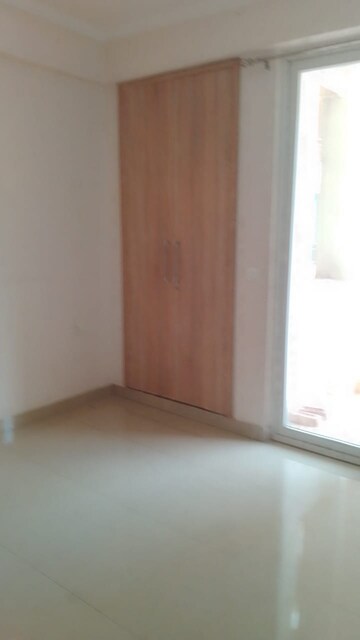 Room in 2 BHK Apartment at Amrapali Golf Homes, Sector 4 Greater Noida – for Rent