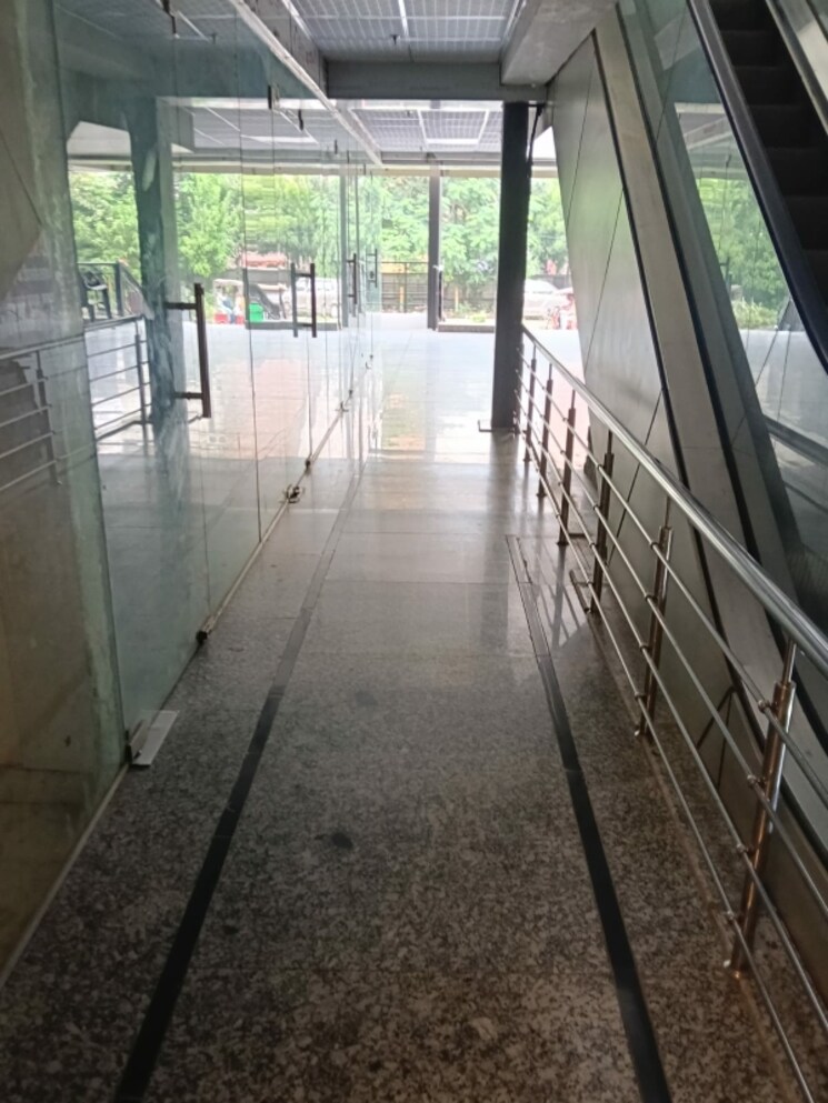 Balcony, midpoint-mart Commercial Office Space in IT/SEZ 350 Sq.Ft. In Siddharth Vihar Ghaziabad 9115891