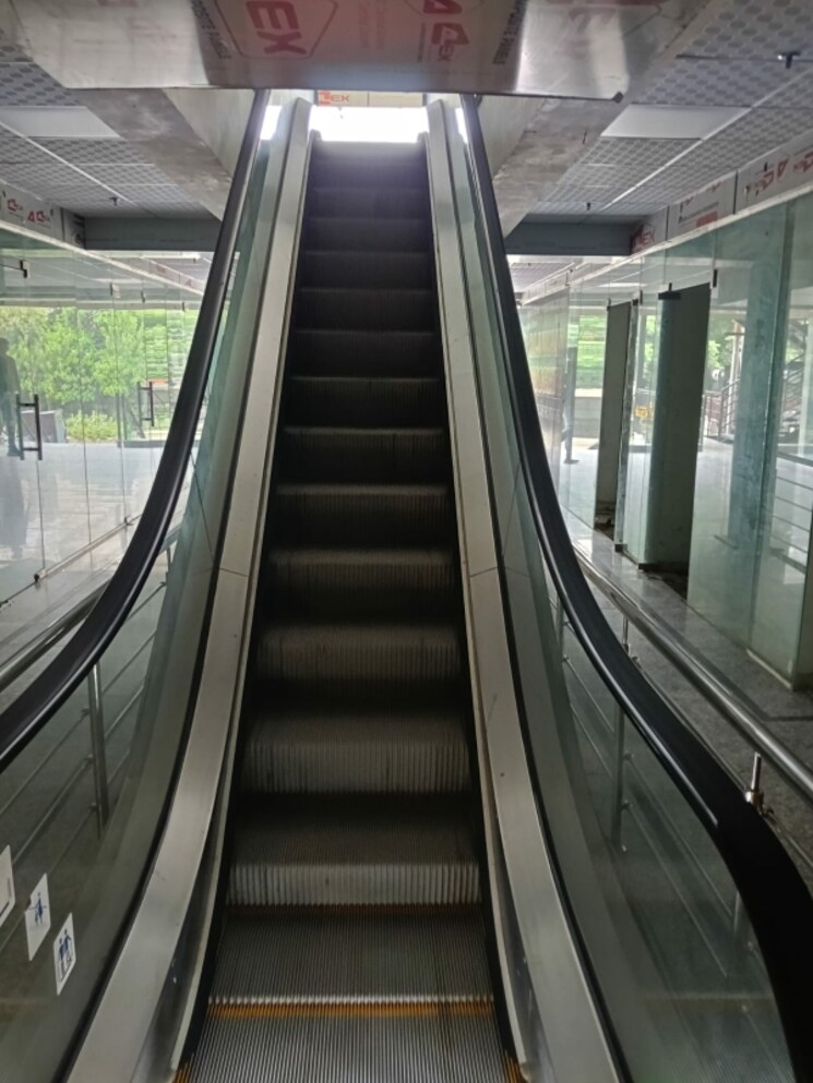 Balcony, midpoint-mart Commercial Office Space in IT/SEZ 350 Sq.Ft. In Siddharth Vihar Ghaziabad 9115891