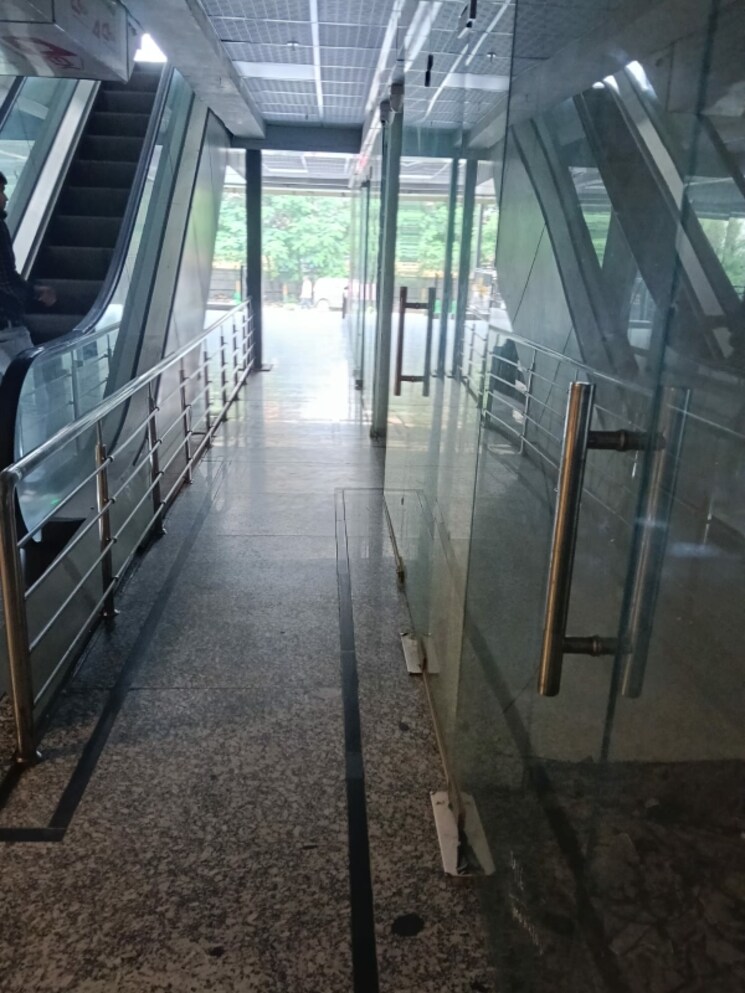 Balcony, midpoint-mart Commercial Office Space in IT/SEZ 350 Sq.Ft. In Siddharth Vihar Ghaziabad 9115891