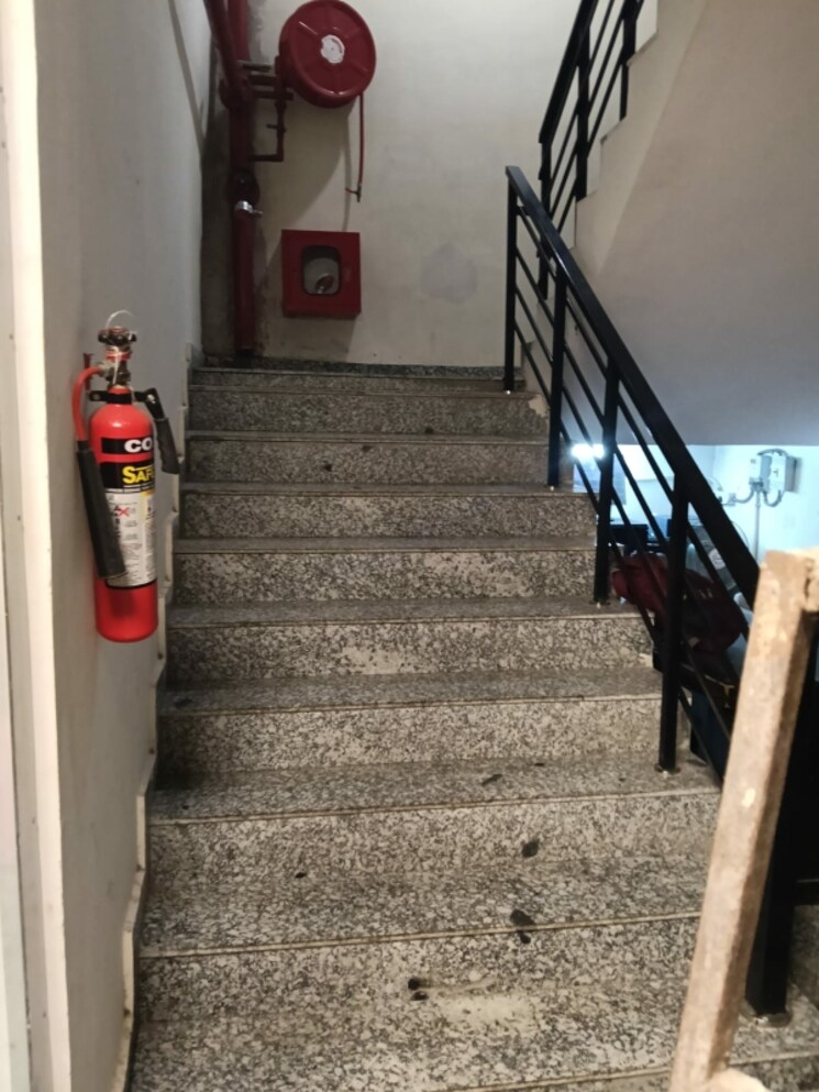  Parking, midpoint-mart Commercial Office Space in IT/SEZ 350 Sq.Ft. In Siddharth Vihar Ghaziabad 9115891