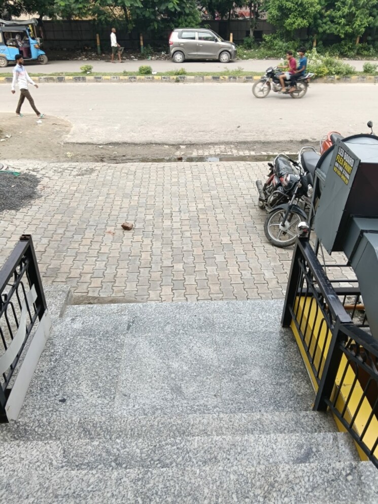  Parking, midpoint-mart Commercial Office Space in IT/SEZ 350 Sq.Ft. In Siddharth Vihar Ghaziabad 9115891