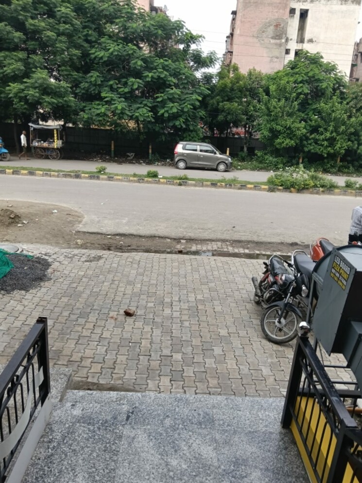  Parking, midpoint-mart Commercial Office Space in IT/SEZ 350 Sq.Ft. In Siddharth Vihar Ghaziabad 9115891