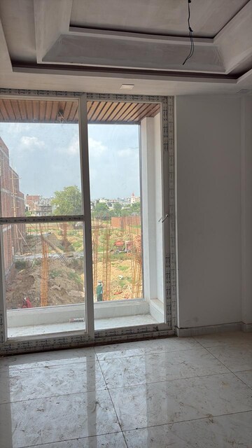 Room in 3 BHK Builder Floor at Niti Khand – for Rent