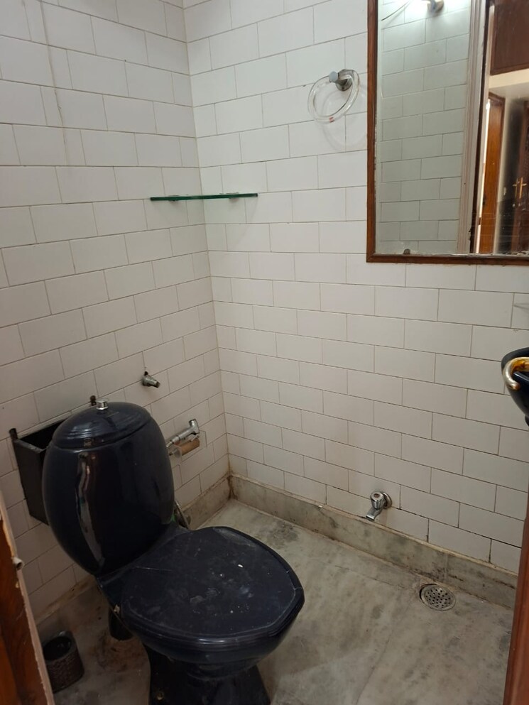 Bathroom, green park 3 Bedroom 300 Sq.Yd. Apartment In Green Park Delhi 9116264