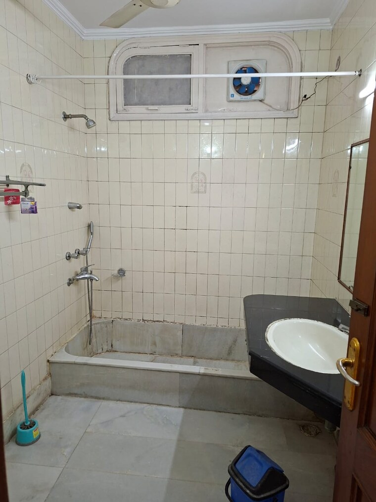 Bathroom, green park 3 Bedroom 300 Sq.Yd. Apartment In Green Park Delhi 9116264