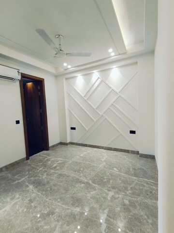 Room in 3 BHK Builder Floor at Safdarjung Enclave – for Rent