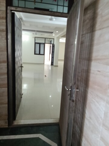 Room in 5 BHK Apartment at Jasminium Apartment, Sector 45 – for Rent