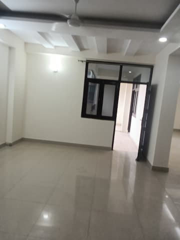 Room in 5 BHK Apartment at Jasminium Apartment, Sector 45 – for Rent