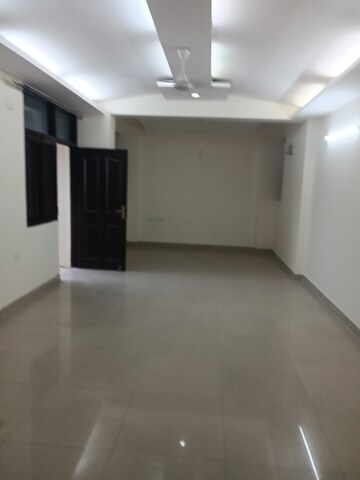 Room in 5 BHK Apartment at Jasminium Apartment, Sector 45 – for Rent