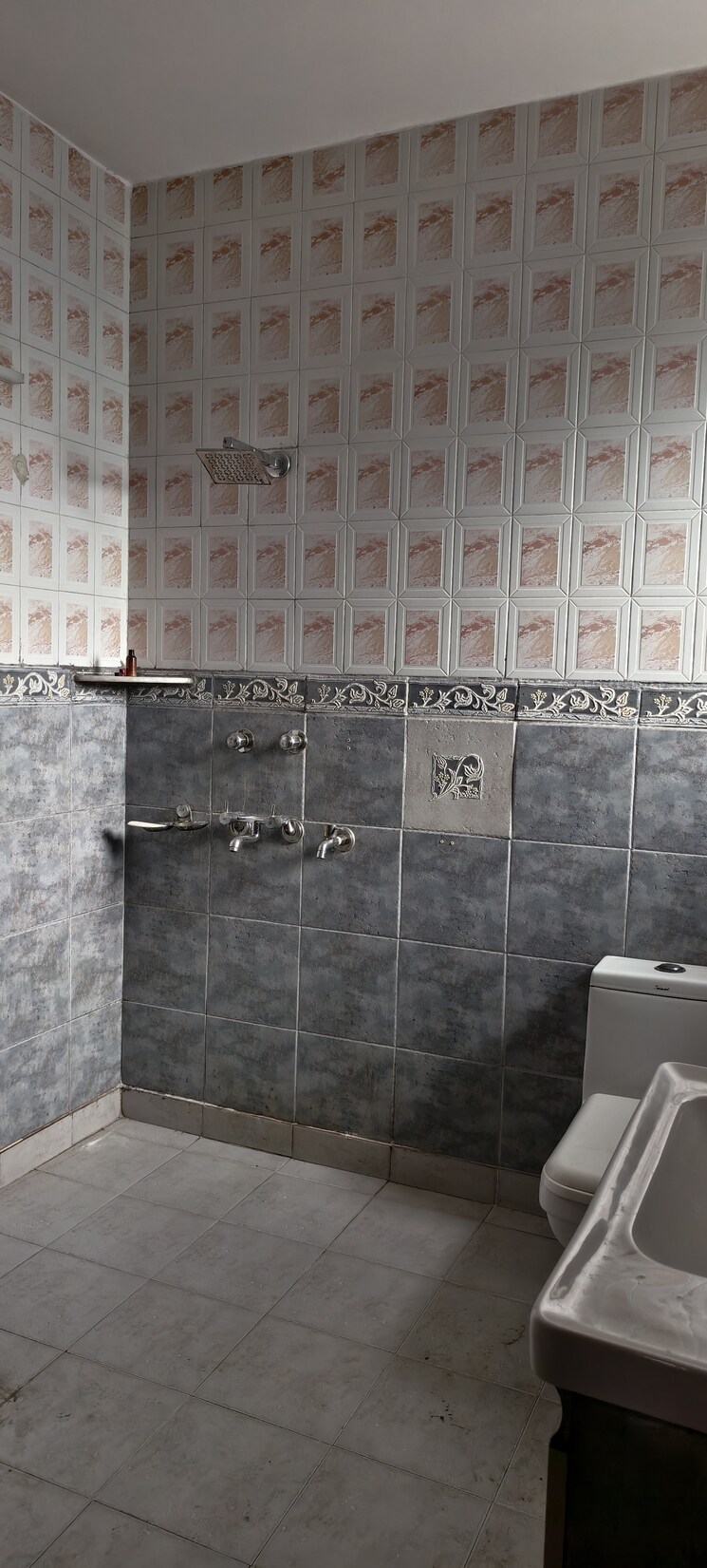 Bathroom, lajpat nagar 3 Bedroom 900 Sq.Ft. Builder Floor In Lajpat Nagar Delhi 9116556