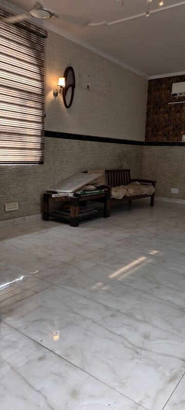 Parking in 3 BHK Builder Floor at Lajpat Nagar – for Rent