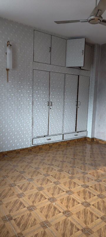 Room in 3 BHK Builder Floor at Lajpat Nagar – for Rent