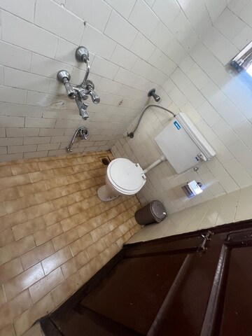 Master Bedroom in 2 BHK Apartment at Andheri West – for Rent