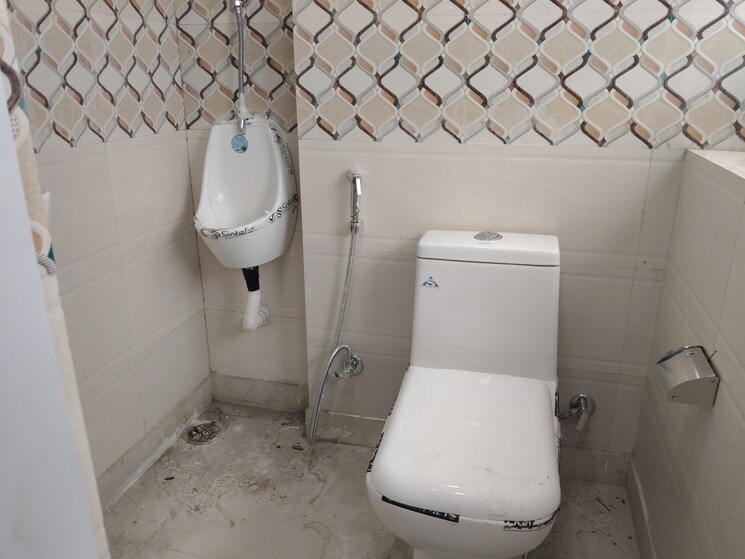 Bathroom, netaji subhash place Commercial Office Space 889 Sq.Ft. In Netaji Subhash Place Delhi 9116565