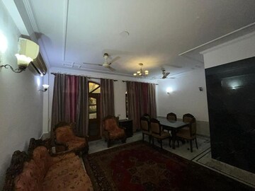Living Room in 2 BHK Builder Floor at Dlf Phase ii – for Rent