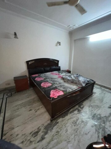 Bedroom in 2 BHK Builder Floor at Dlf Phase ii – for Rent