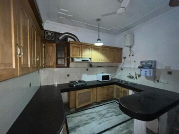 Kitchen in 2 BHK Builder Floor at Dlf Phase ii – for Rent