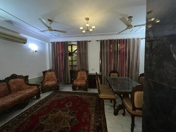 Bedroom in 2 BHK Builder Floor at Dlf Phase ii – for Rent