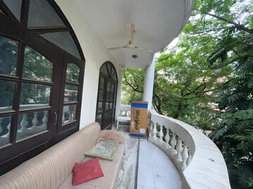 Balcony in 2 BHK Builder Floor at Dlf Phase ii – for Rent
