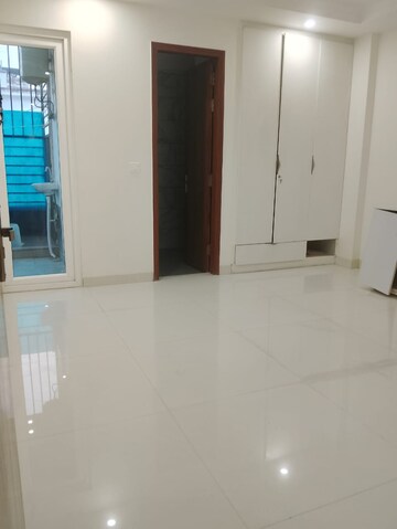 Bathroom in 3 BHK Builder Floor at Vipul World Plots, Sector 48 – for Rent