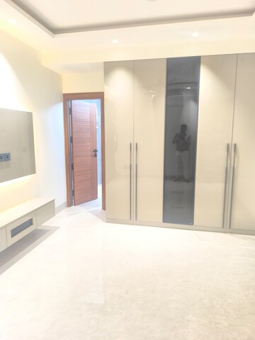 Room in 4 BHK Apartment at Vasant Kunj – for Rent