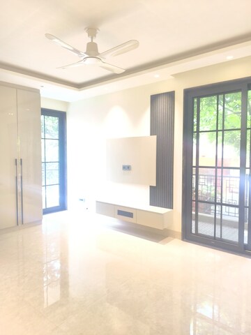 Room in 4 BHK Apartment at Vasant Kunj – for Rent