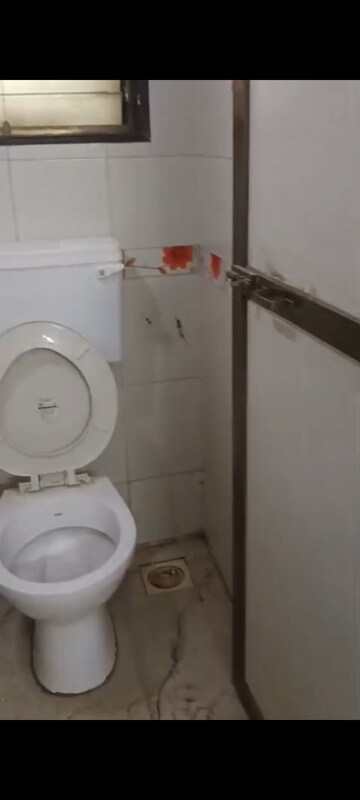Bathroom in 1 BHK Apartment at Vile Parle East – for Rent