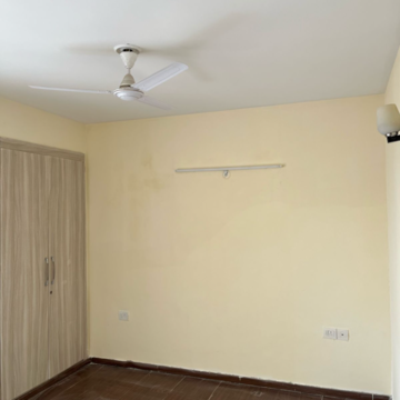 Room in 2.5 BHK Apartment at Supertech Araville, Sector 79 – for Rent
