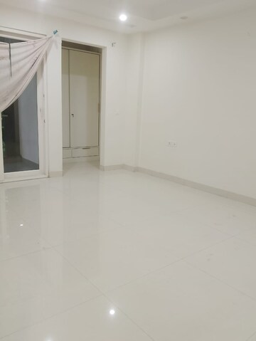 Room in 3 BHK Builder Floor at Uday Arden 45, Sector 45 – for Rent