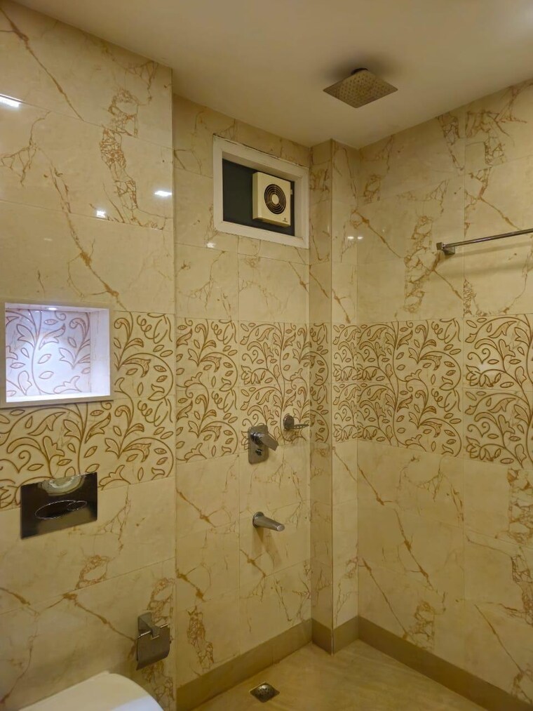 Bathroom, greater kailash part 3 3 Bedroom 1950 Sq.Ft. Builder Floor In Greater Kailash Part 3 Delhi 9117090
