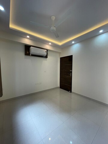 Room in 4 BHK Apartment at The Ecos, New Town – for Rent