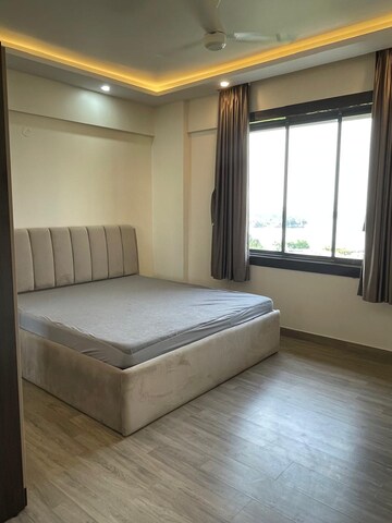 Room in 4 BHK Apartment at The Ecos, New Town – for Rent