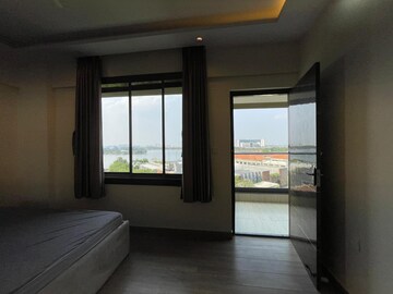 Room in 4 BHK Apartment at The Ecos, New Town – for Rent