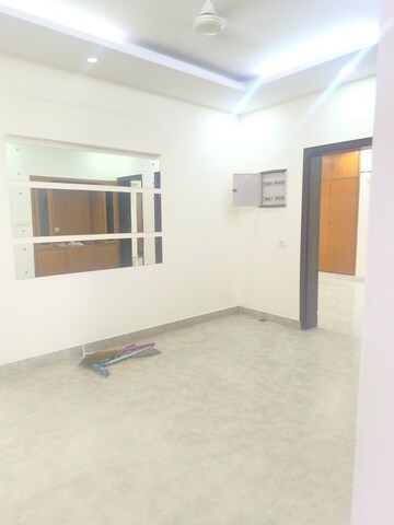 Room in 4 BHK Apartment at Vasant Kunj – for Rent